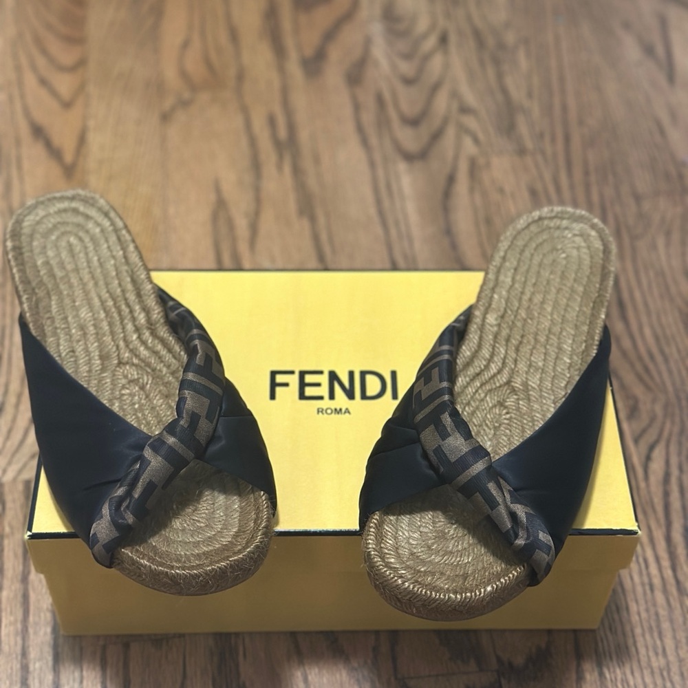 100% Authentic Women Fendi Sandals Used ONCE Comes With Original Box Size 40